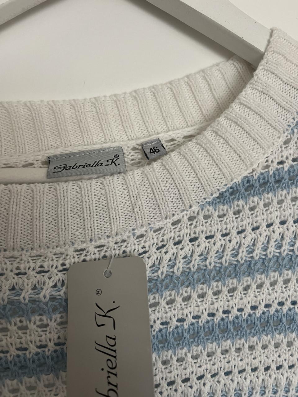 Prachtige ajourgebreide / crochet trui blauw-wit gestreept