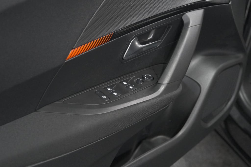 Peugeot 2008 puretech 130 eat8 active | parkeersensoren | navigatie | apple