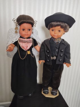 3 stel prachtige poppen op originele Walcherse klederdracht