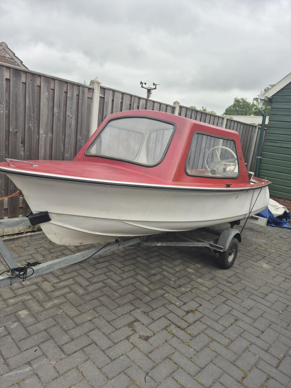 Leuk kajuit/visbootje met trailer