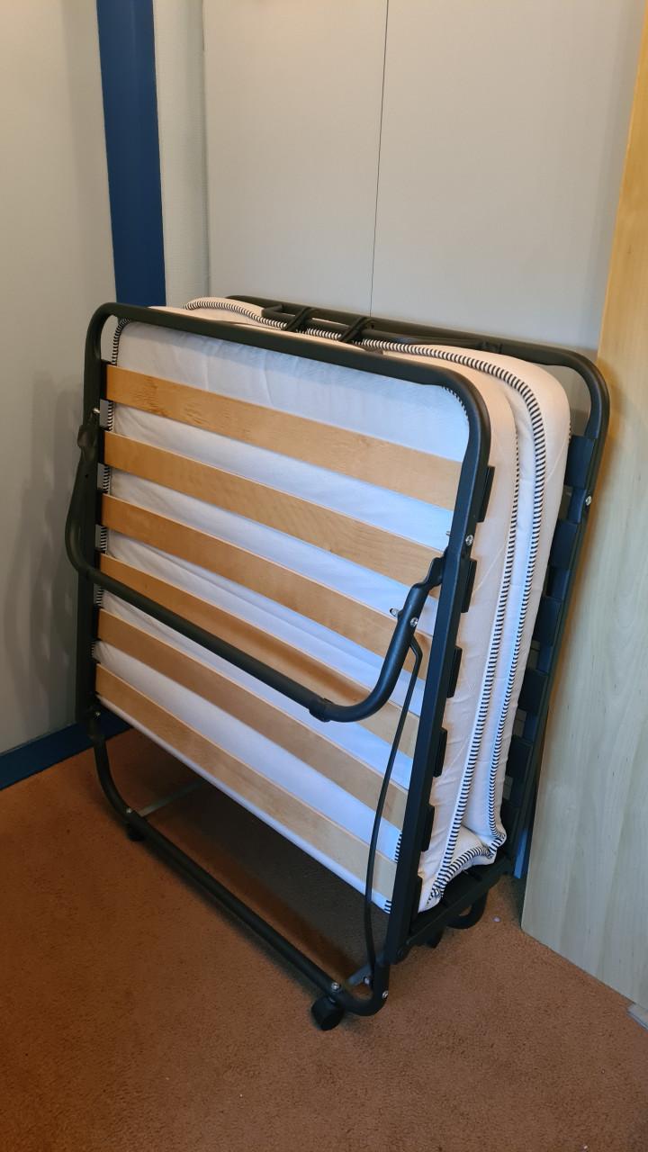 Opvouwbaar logeerbed