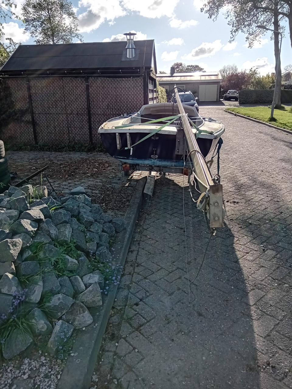 Zeilboot met trailer.