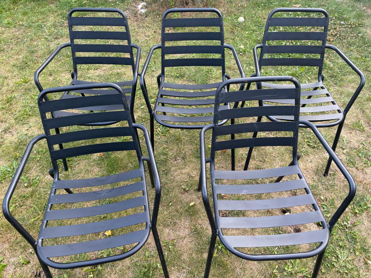 Vijf zwarte tuinstoelen Kwantum