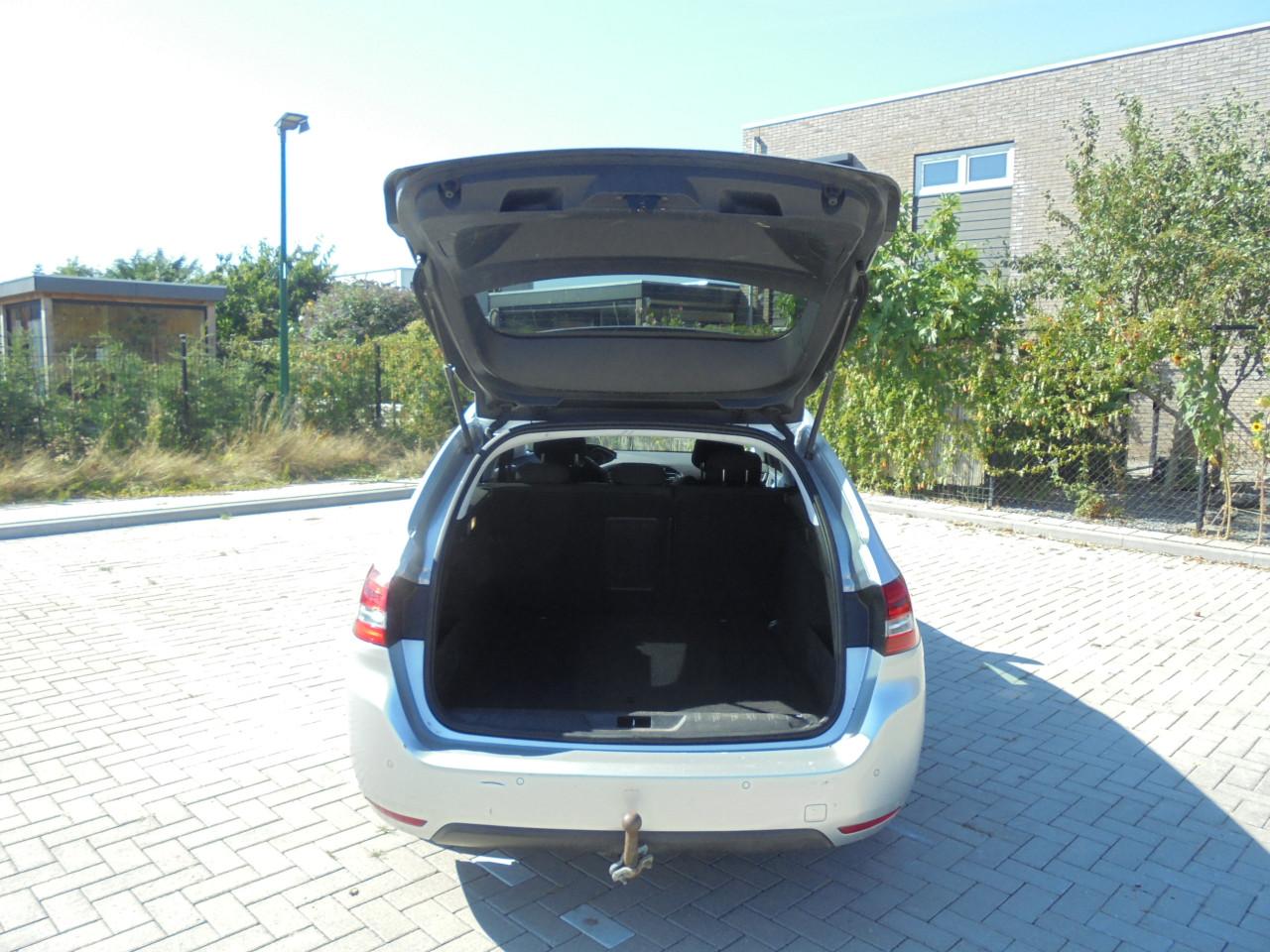308 1.2 Pure Tech Style in de SW uitvoering Bouwjaar 2016 met N.A.P