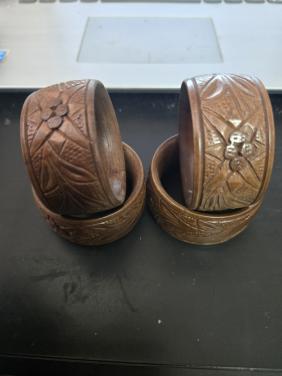 Antieke, handgesneden houten servetringen