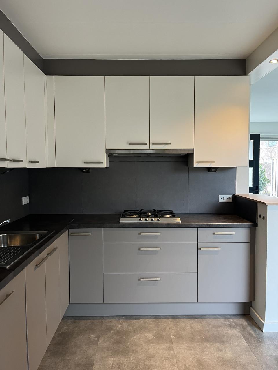 Te koop: Moderne hoekkeuken - Grijs/Wit