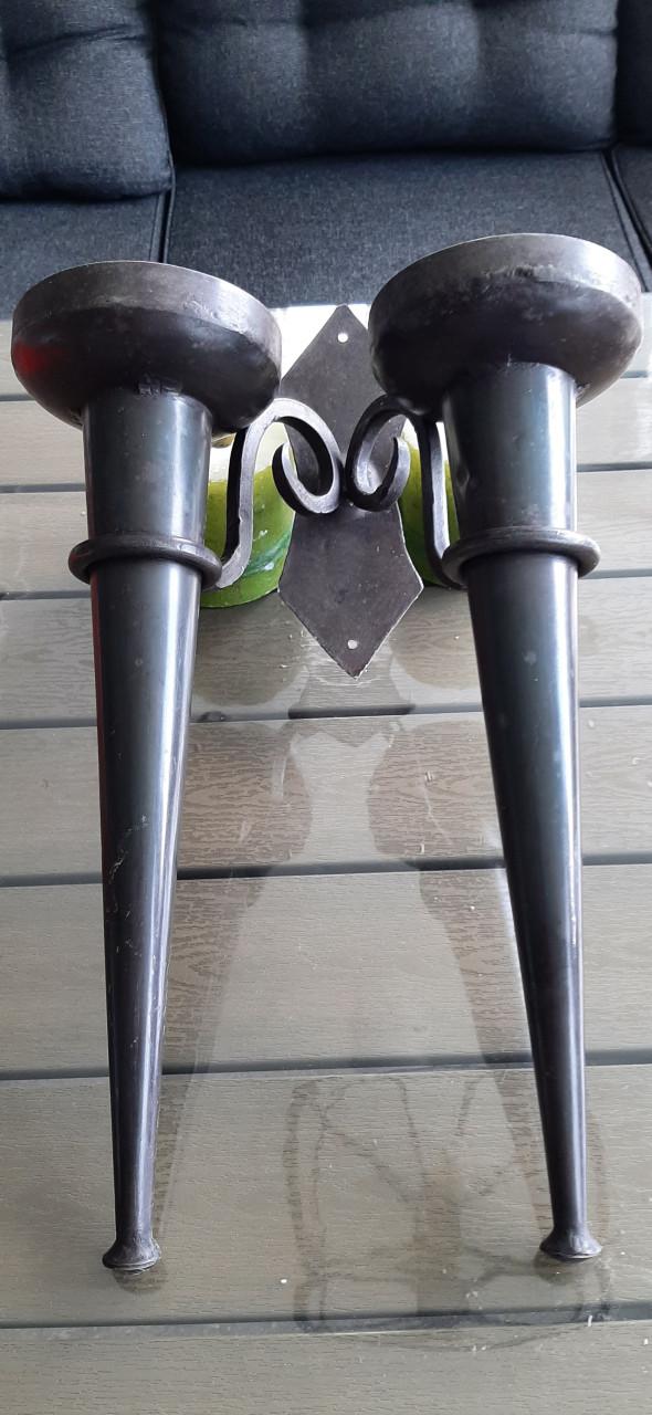 Te Koop: 2 Zware ijzeren muur kandelaars hoogte  50 cm. met kaarsen