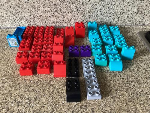 128 Lego Duplo blokken in verschillende kleuren,  diertjes en poppetjes.