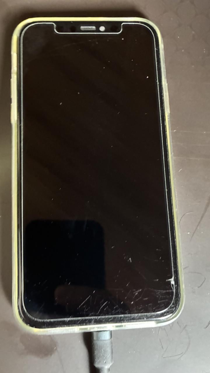 IPhone 11 - 128 Gb-86%-Wit-Scherm vernieuwd maar met krassen