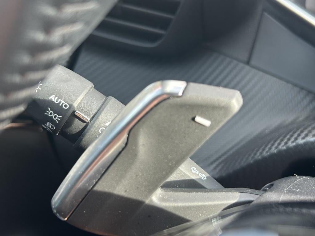 Peugeot 208 1.2 puretech 100pk eat8 allure pack 3d cockpit | apple carplay 