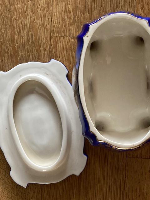 Blauw glazen vaasje, presse-papier en porseleinen asbak/opbergbakje
