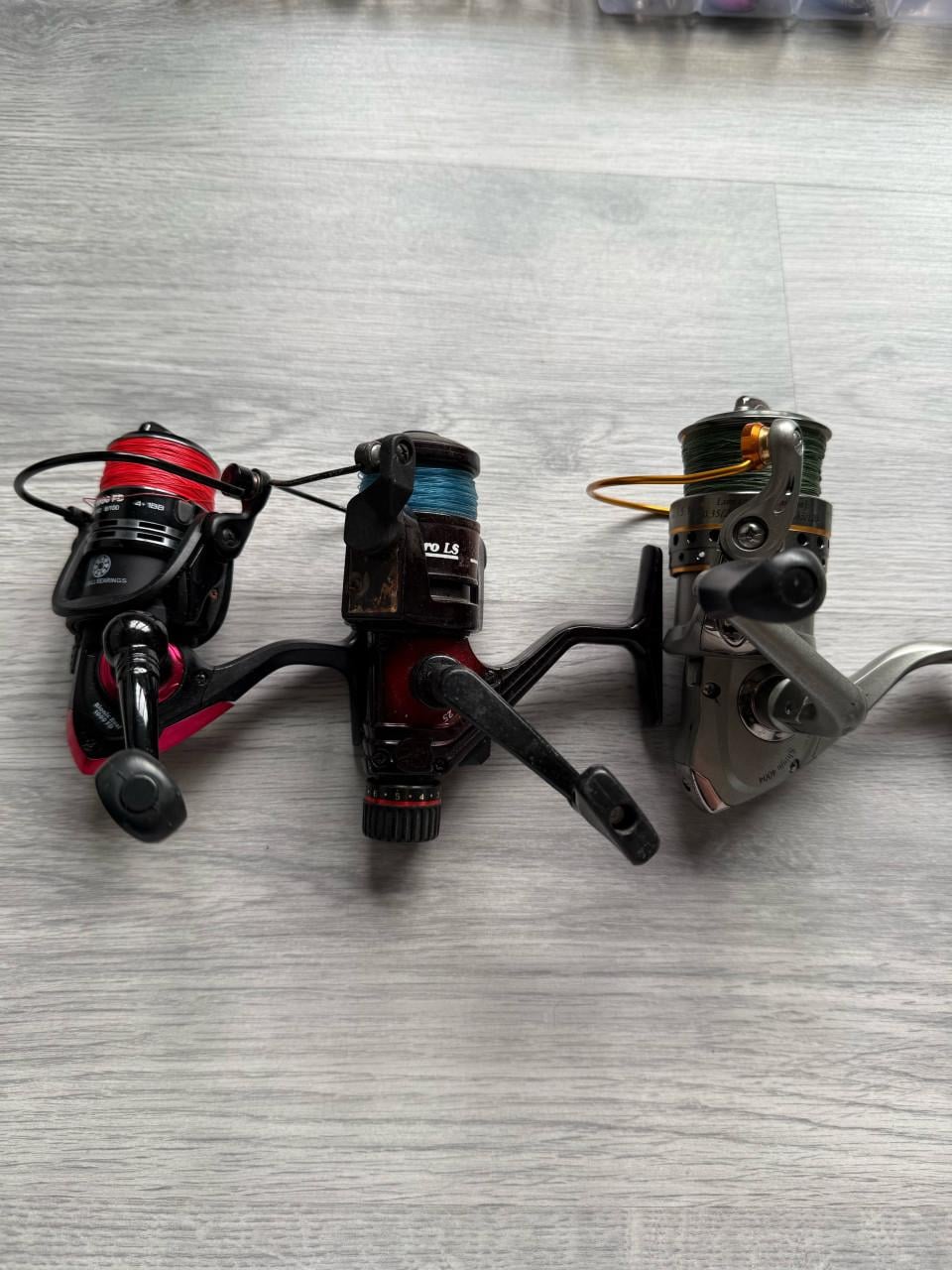 Complete vissers set - 6 hengels , 11 molens en toenehoren