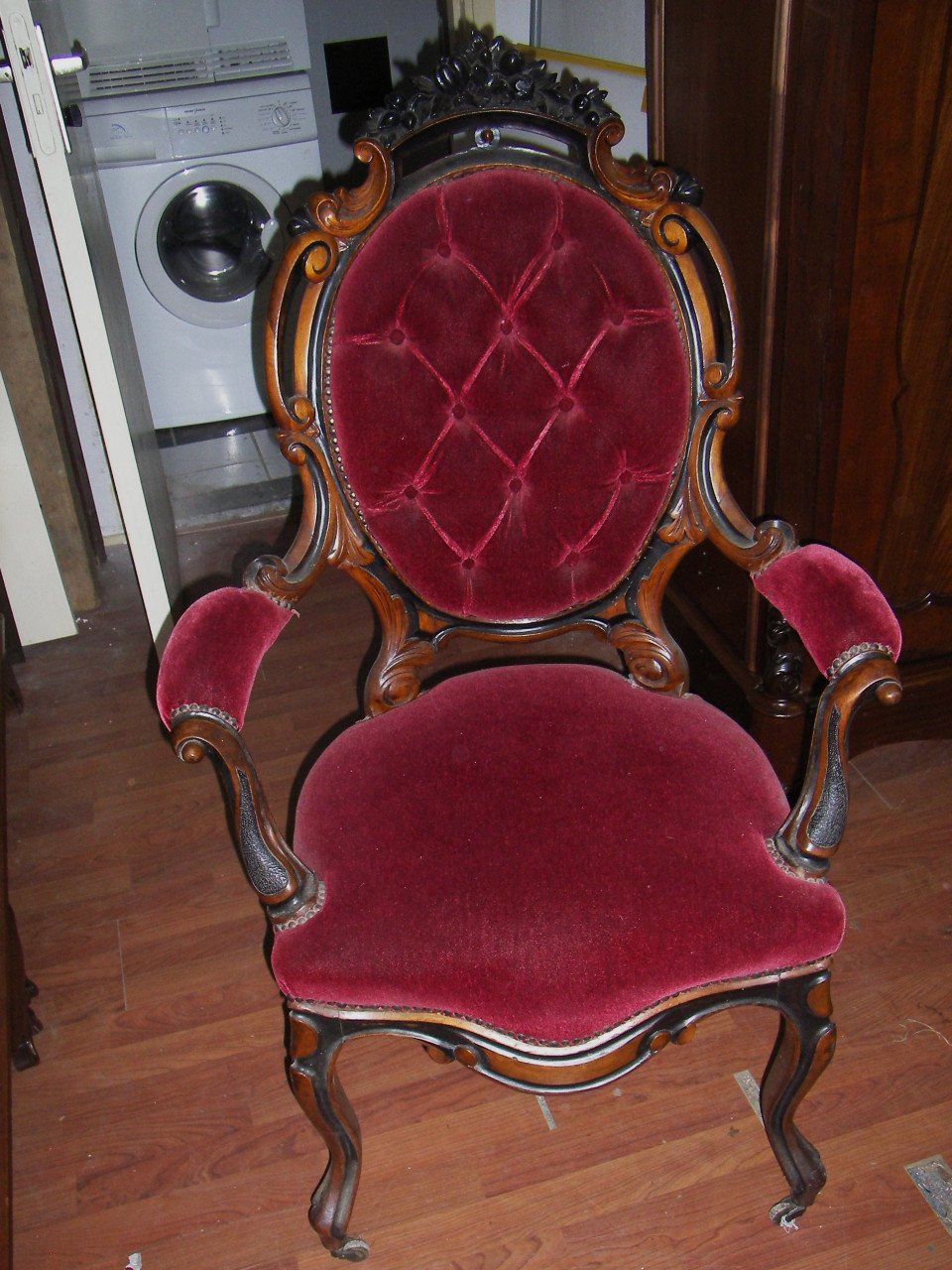 Div. oude stoelen en andere te koop