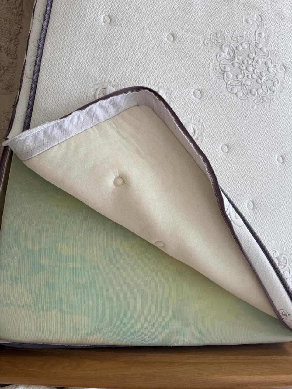 Ledikant, Eiken 1 elekt / 1 hand. 2 lattenb.  2 matrassen en 2 nachtkastjes