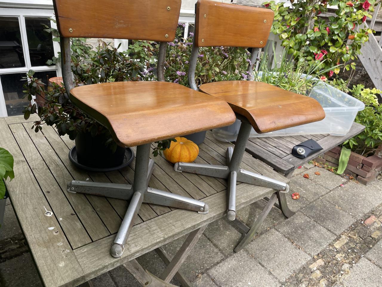 2 Houten kinderstoelen