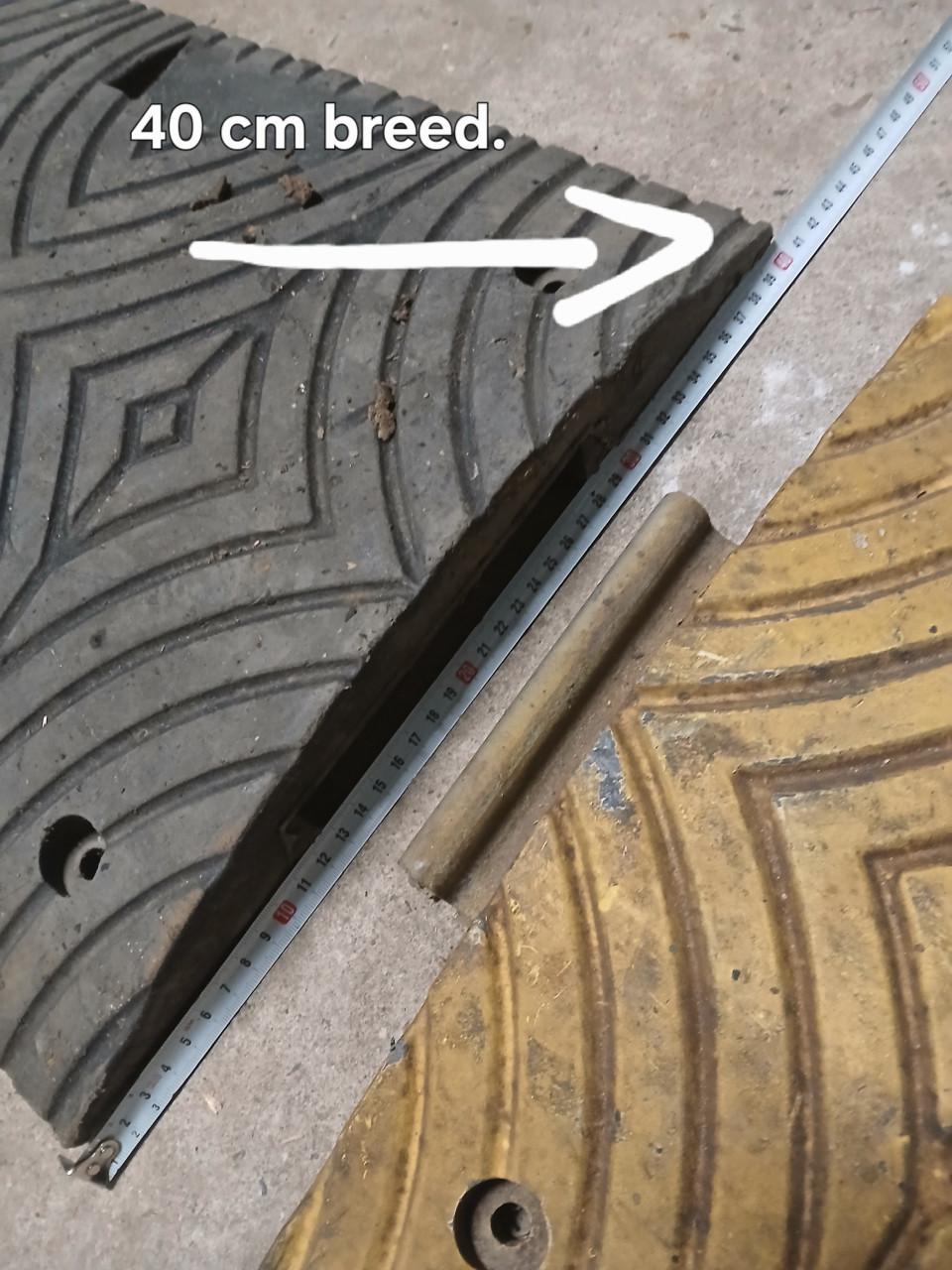 2 Verkeersdrempels van 3meter lengte.