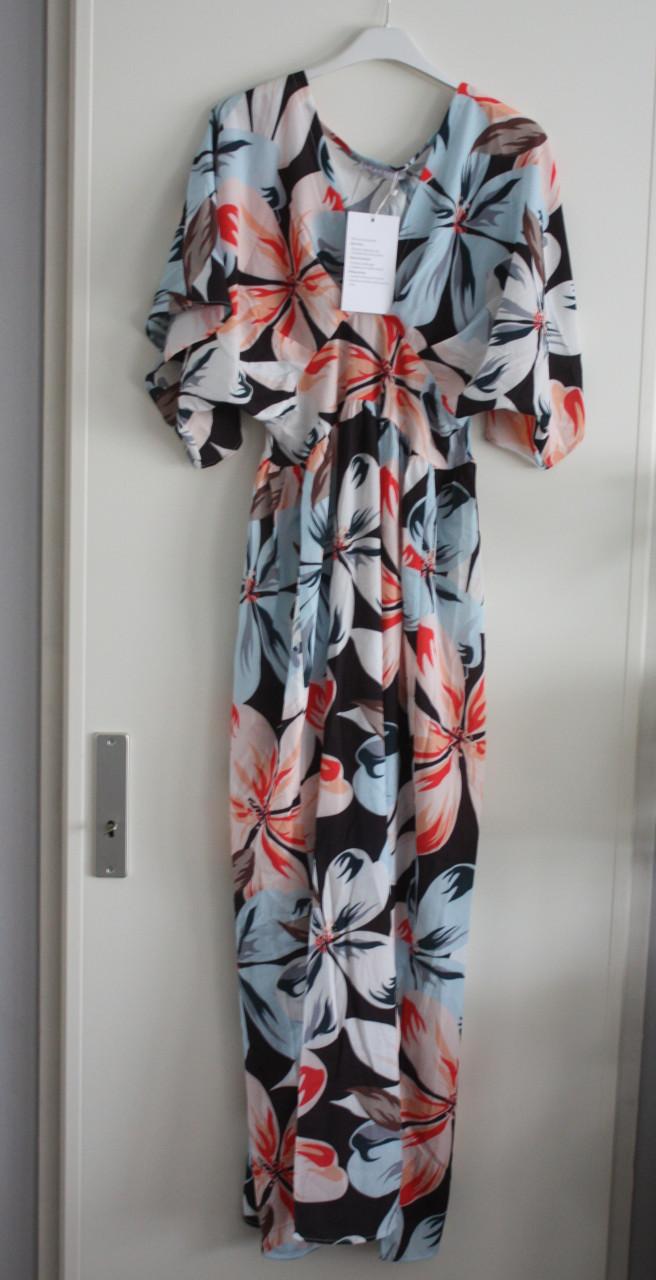 Nieuwe lange jurk met bloemen met v decollote maat xl