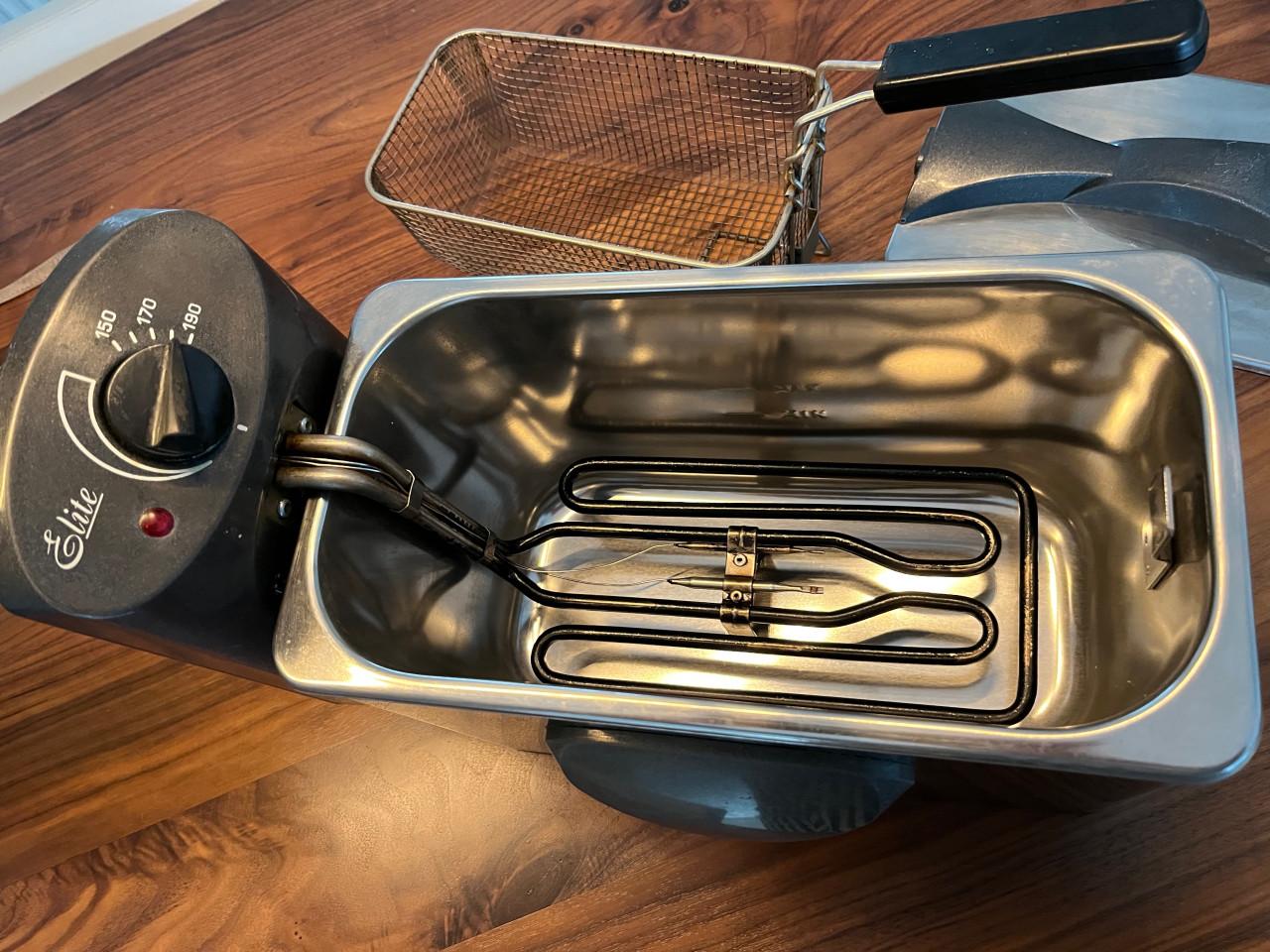 Kleine Friteuse merk Elite voor circa 3-4 liter frietvet.