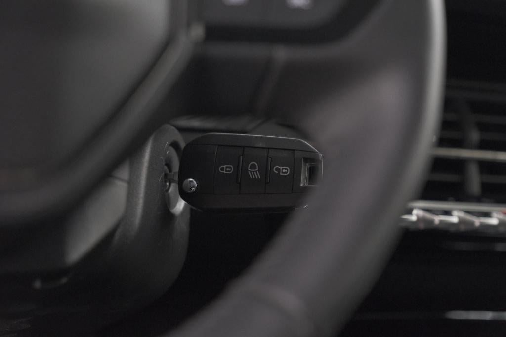 Peugeot 208 1.2 hybrid 110 e-dcs6 allure | apple carplay | parkeersensoren 