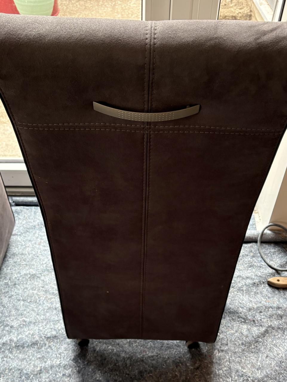 Vier eetkamerstoelen met wieltjes