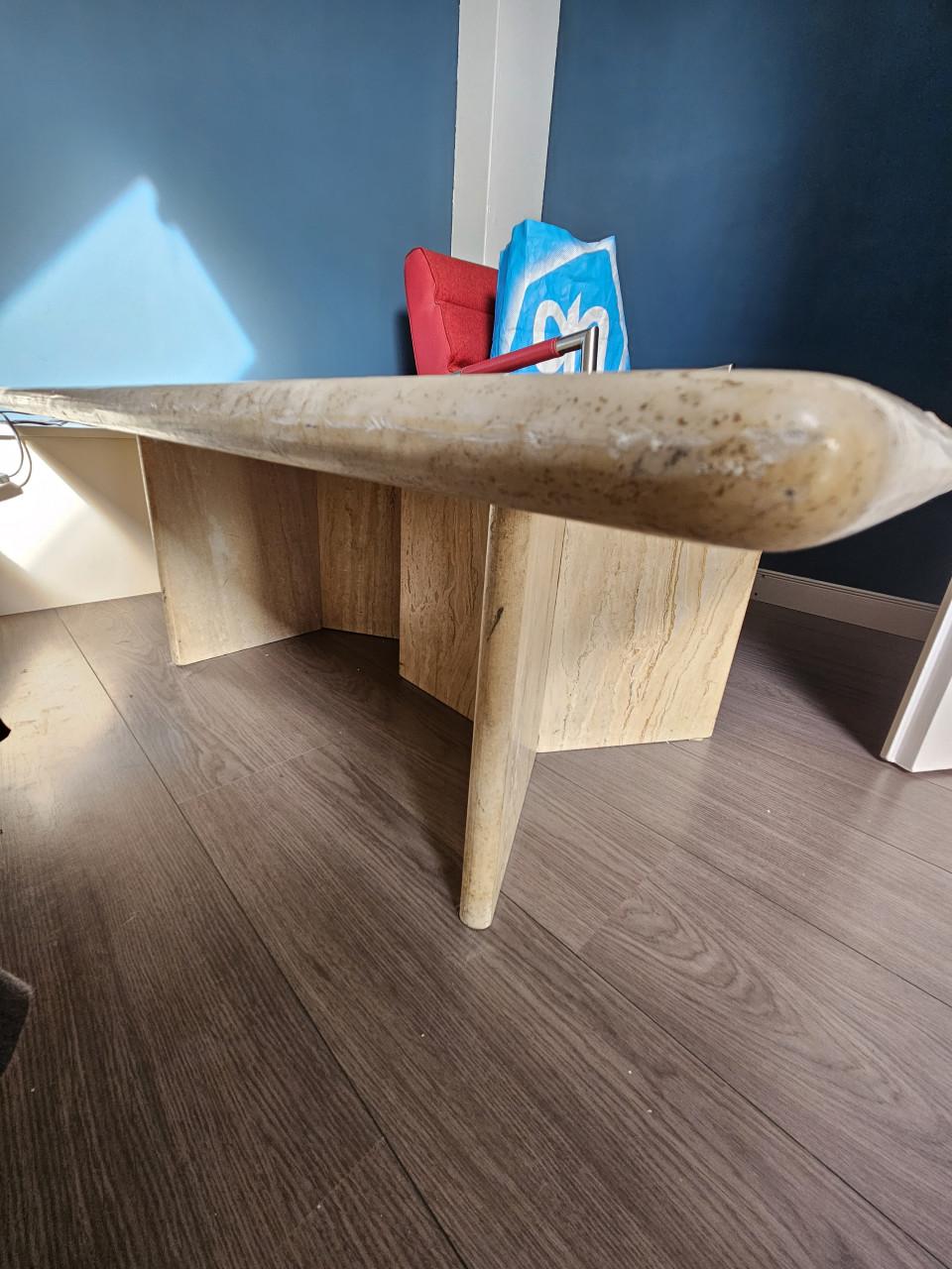 Massief stenen tafel