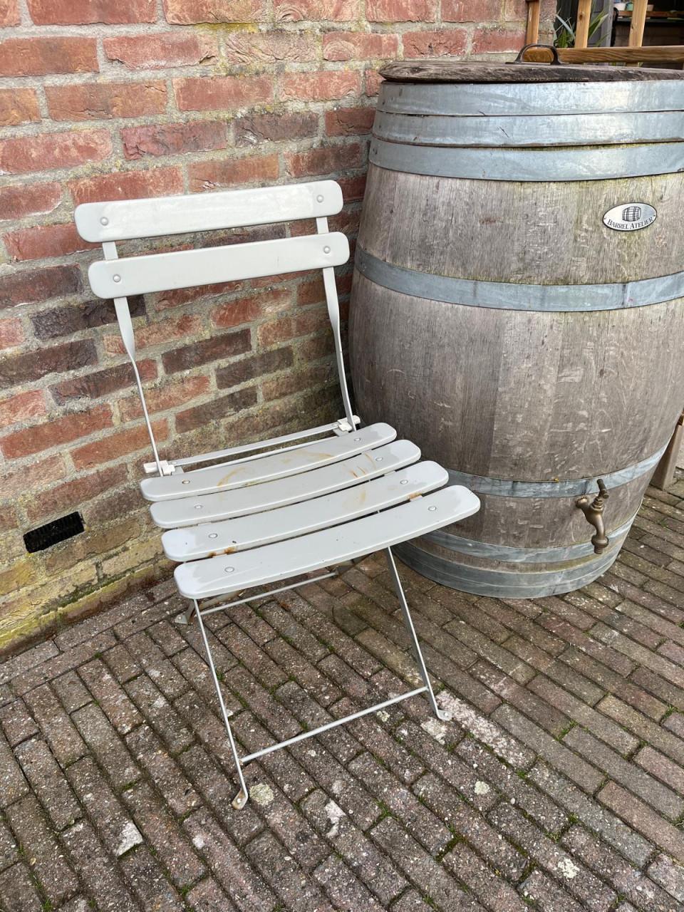 Heideplant met Parelbes in pot op bistrostoeltje