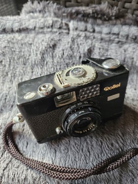 Vintage rollei 35 mm analoge filmcamera met triotar 3,5/40 mm lens