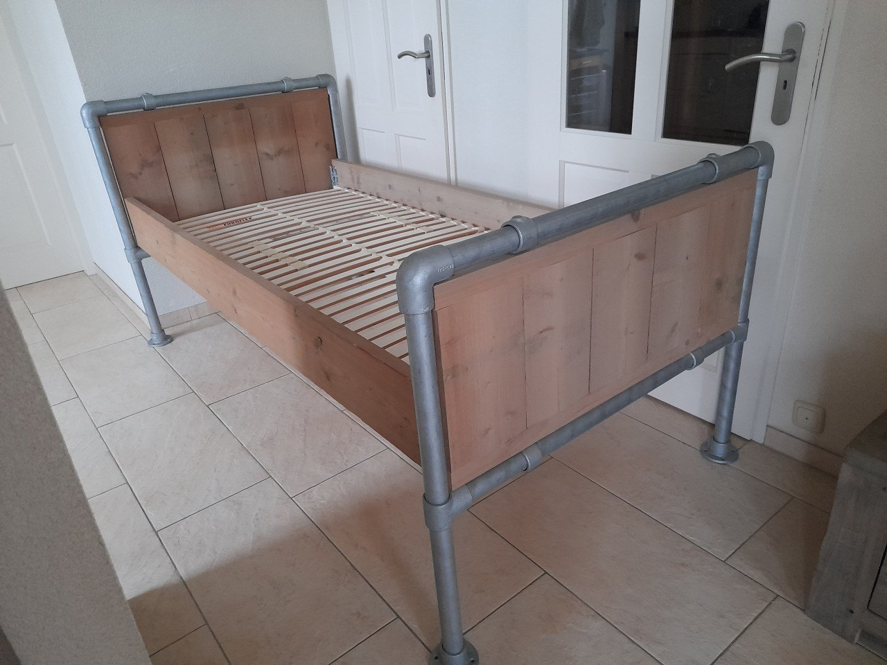 Zeer stevig 1 persoons bed 90 x 200 (in goede nette staat )