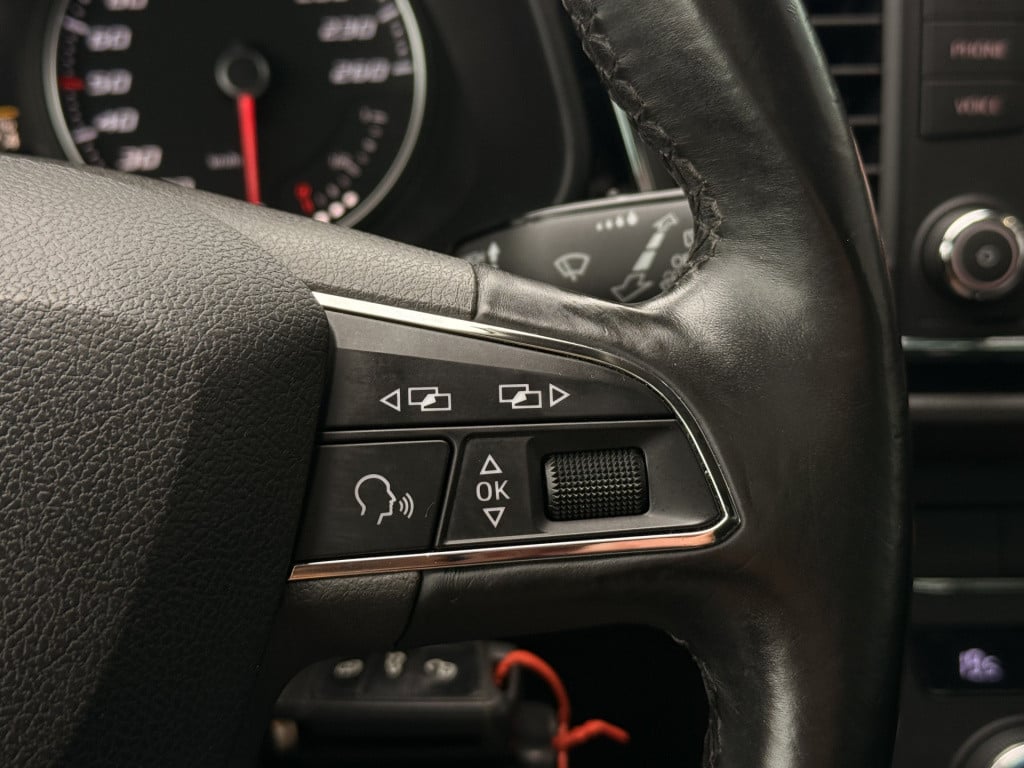 Seat Leon 1.0 ecotsi style connect | pano | camera | apple carplay | trekha