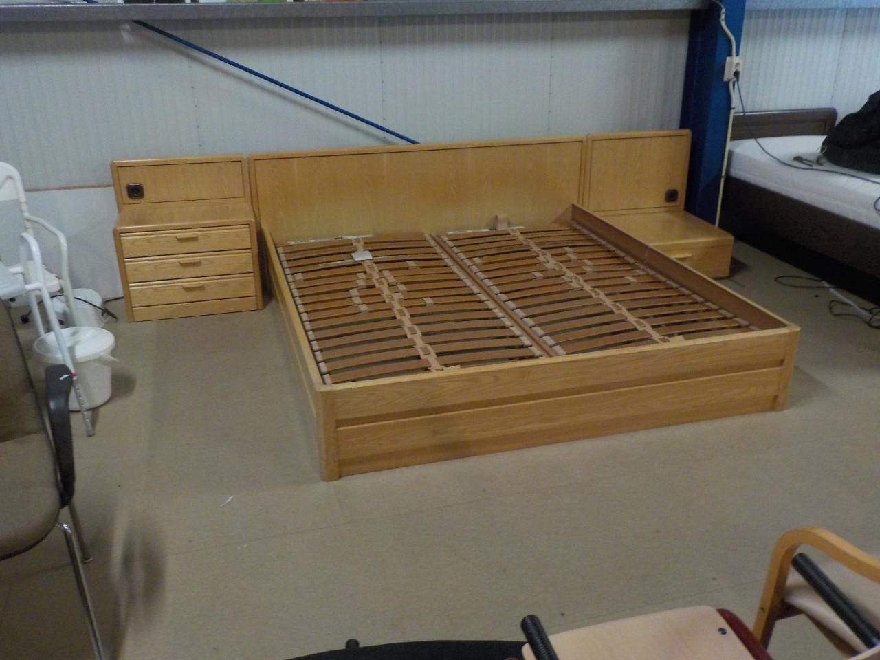 Hulsta ledikant + 2 nachtkastjes + 2 verstelbare lattenbodems + 2 matrassen