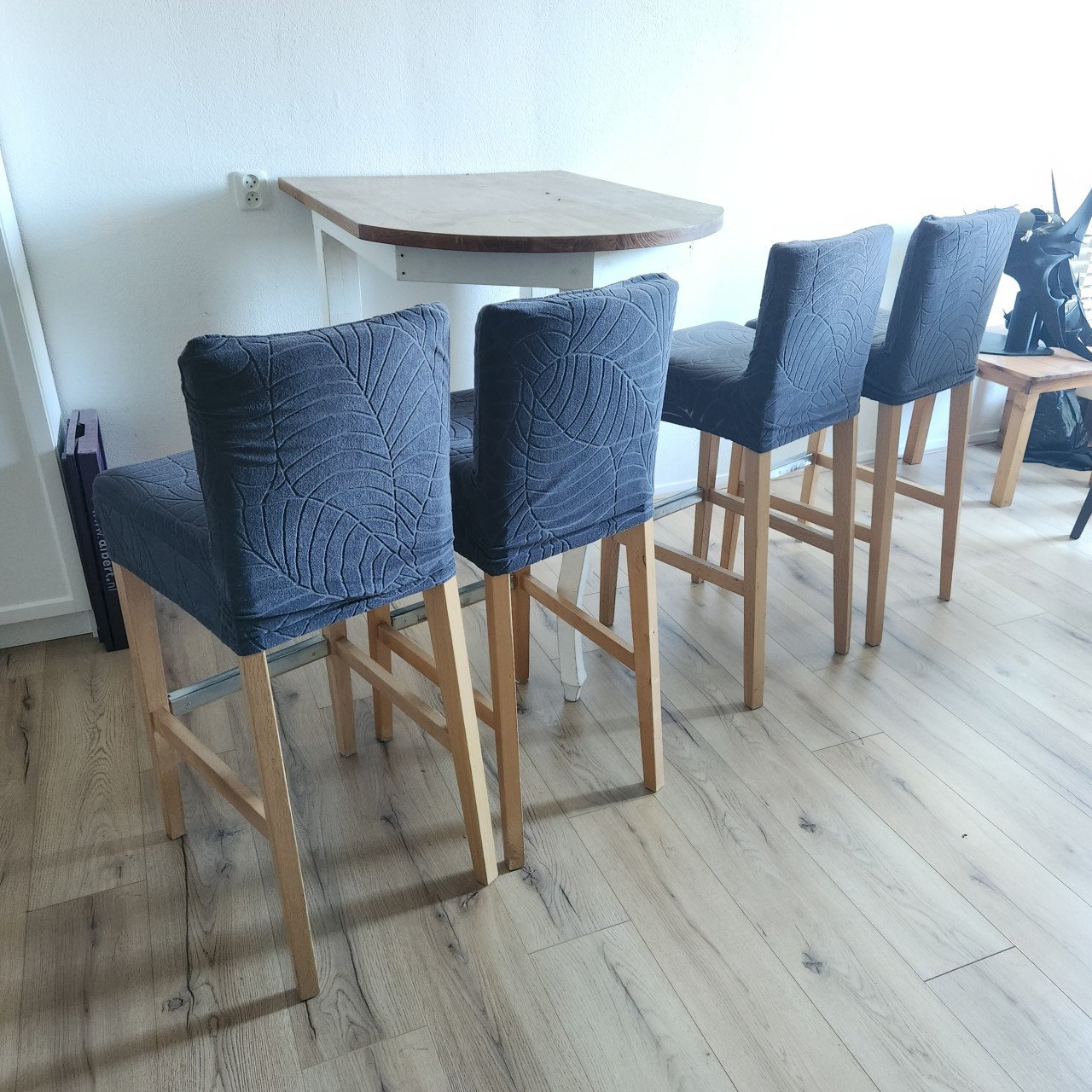 Hoge eettafel met 4 stoelen.