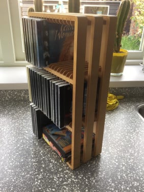 Houten cdrekje met wat muziekcd’s.