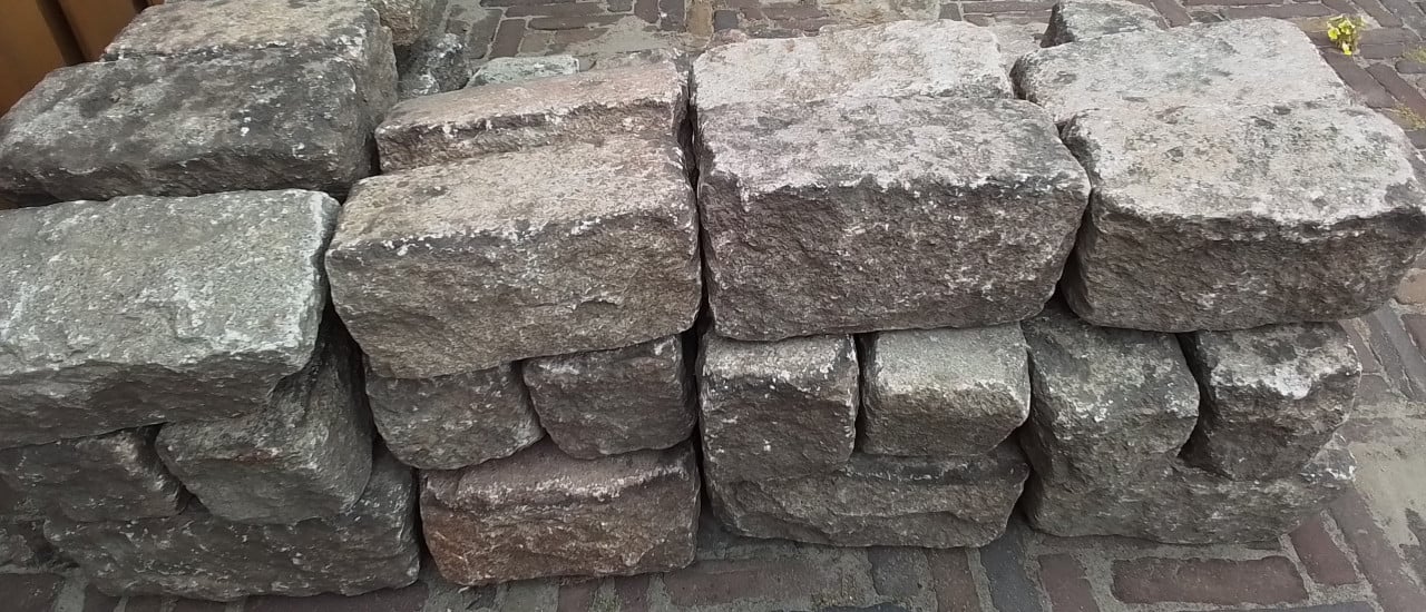 42 stuks granieten boordstenen.