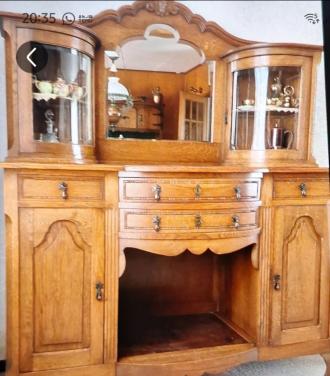 Antieke Franse Eiken China kast met gesneden details.