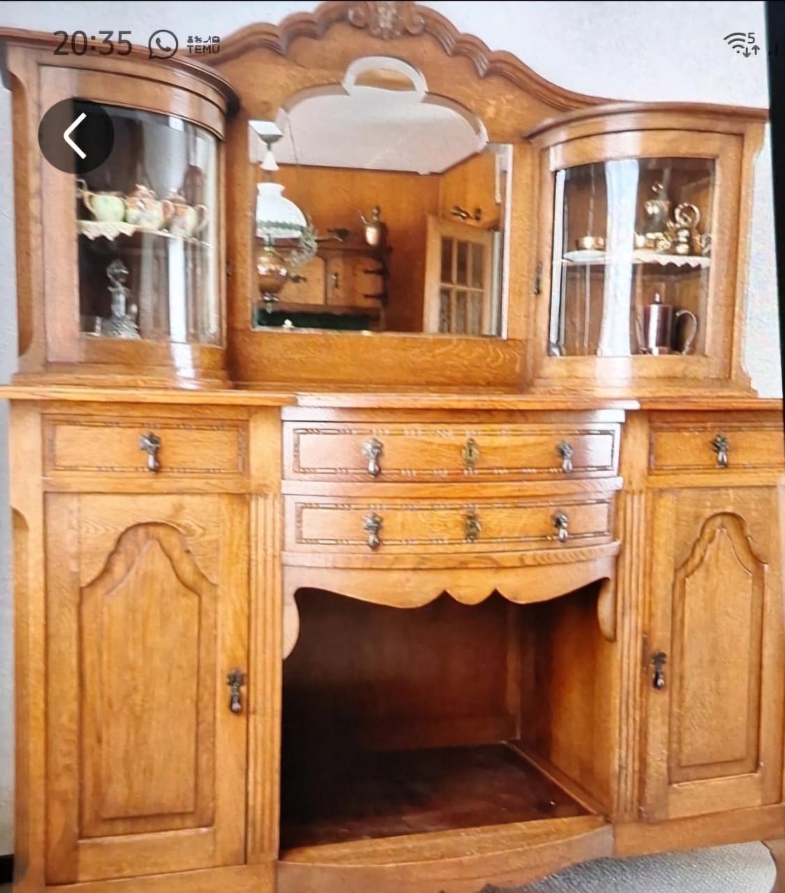 Antieke Franse Eiken China kast met gesneden details.