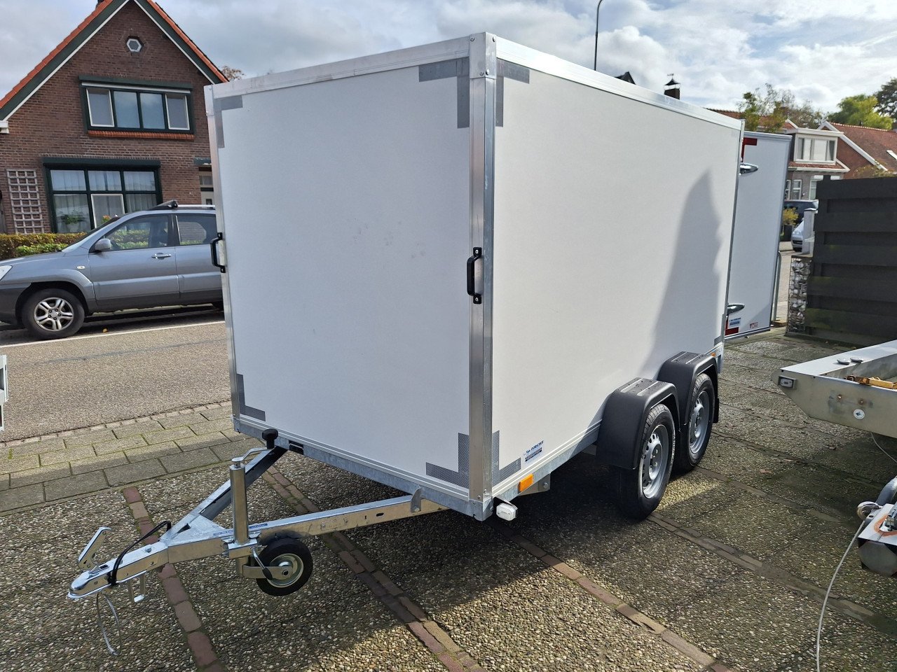 NIEUWE GESLOTEN AANHANGWAGENS
