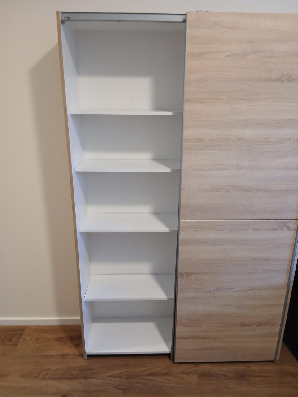 Te koop kledingkast; ruimte besparend