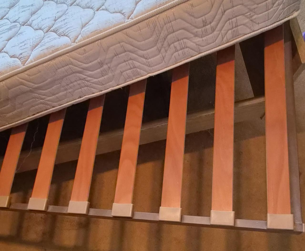 Bed met ombouw GRATIS