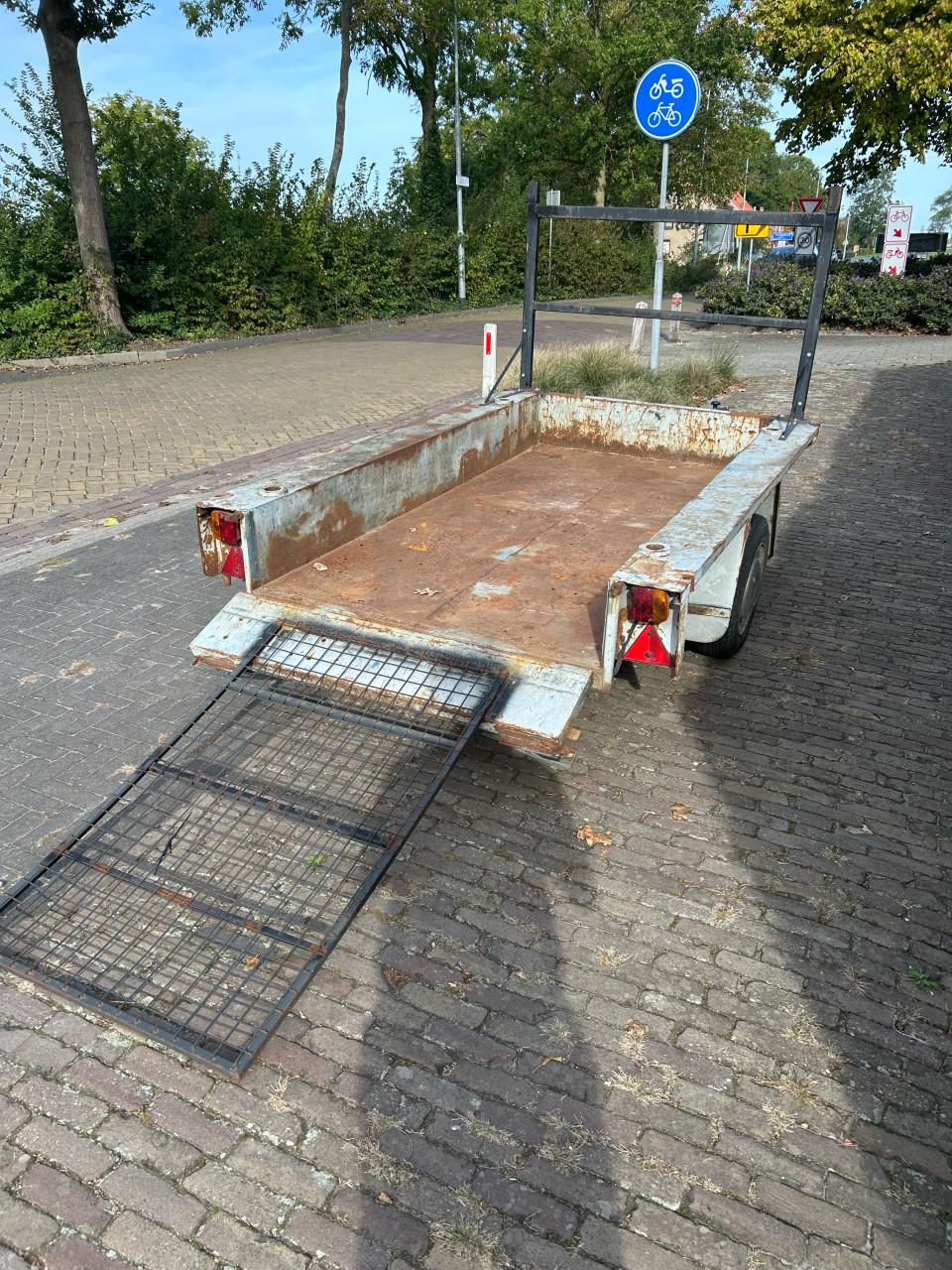 Metalen aanhanger met werk