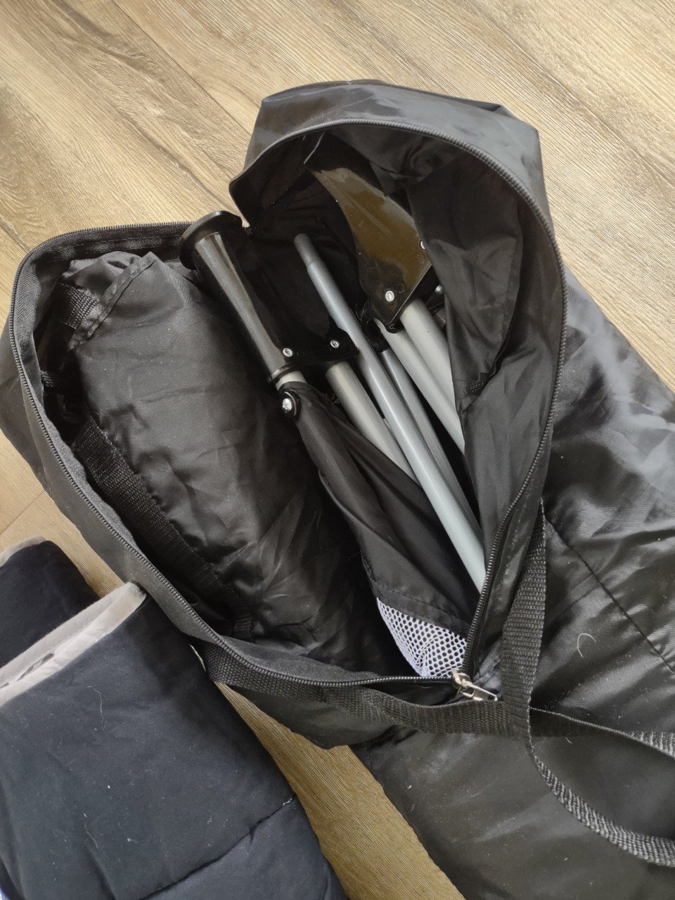Mooi zwart campingbed, opklapbaar bedje, logeerbed Mama Loes