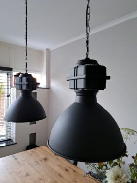 Twee keer zwarte industriële hanglamp