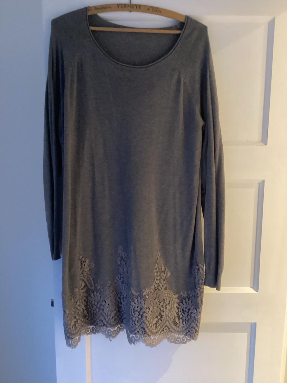 Lane grijze trui met kant gedragen maar nog netjes XL
