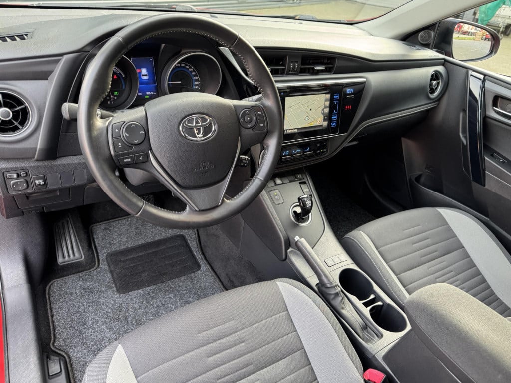 Toyota Auris 1.8 hybrid dynamic | trekhaak | navigatie | camera | keyless e