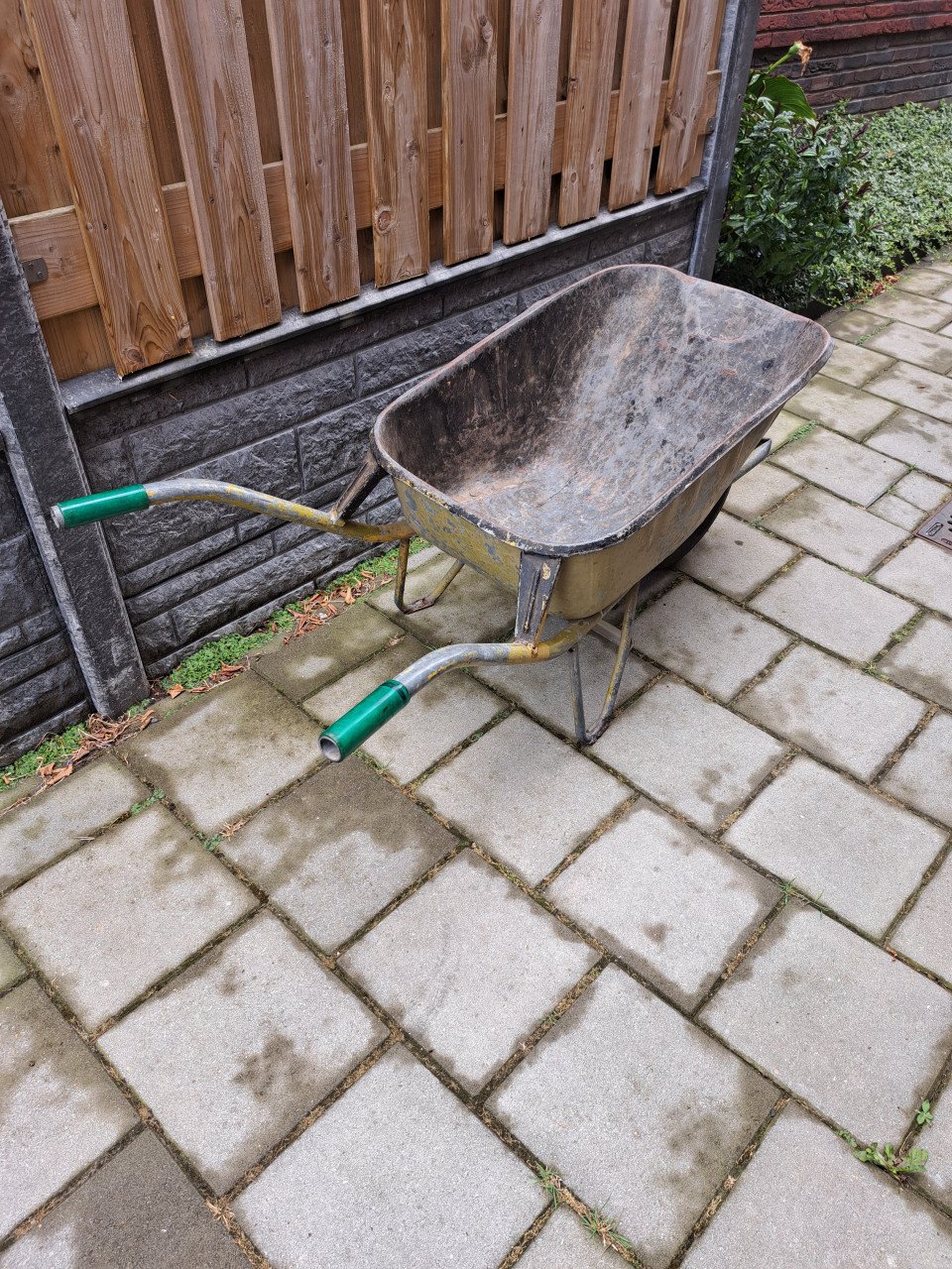In goede staat zijnde kruiwagen.