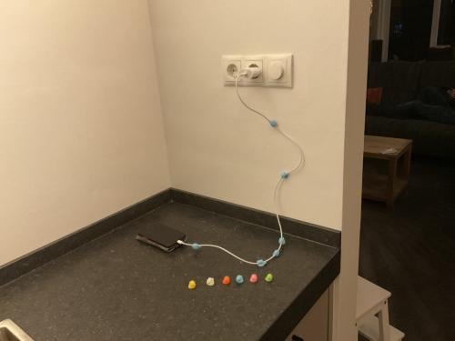 Kabelbevestiger voor telefoon oplaad kabel.