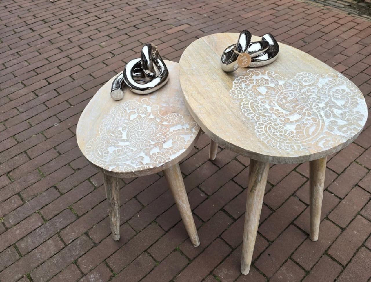 OOK LEUKE BIJZETTAFELTJES VOOR NAAST HET BED....OF ERGENS ANDERS NATUURLIJK