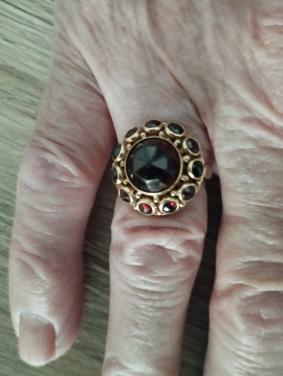 Gouden ring met granaatsteen