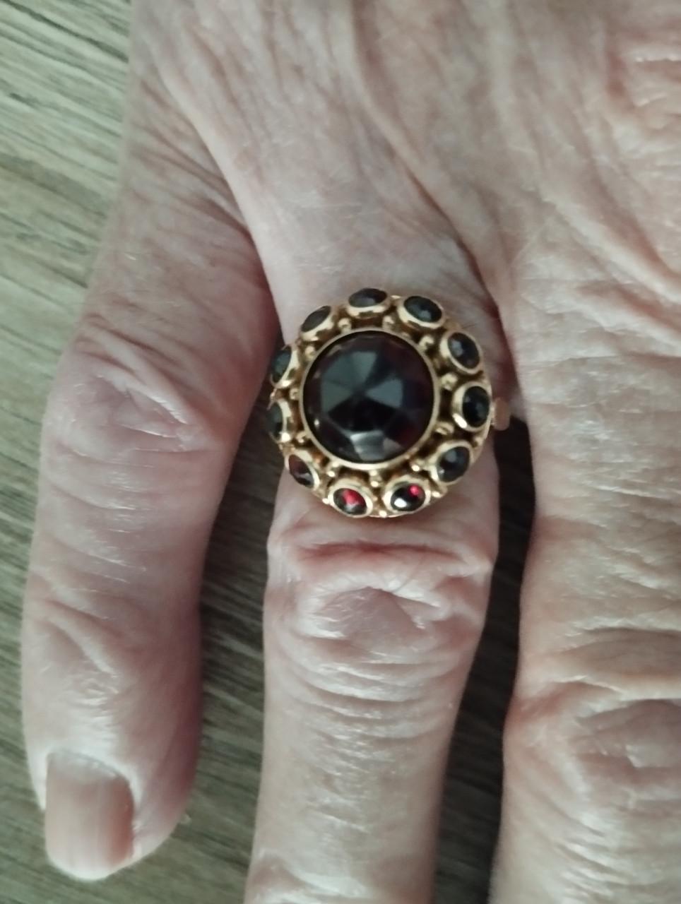 Gouden ring met granaatsteen