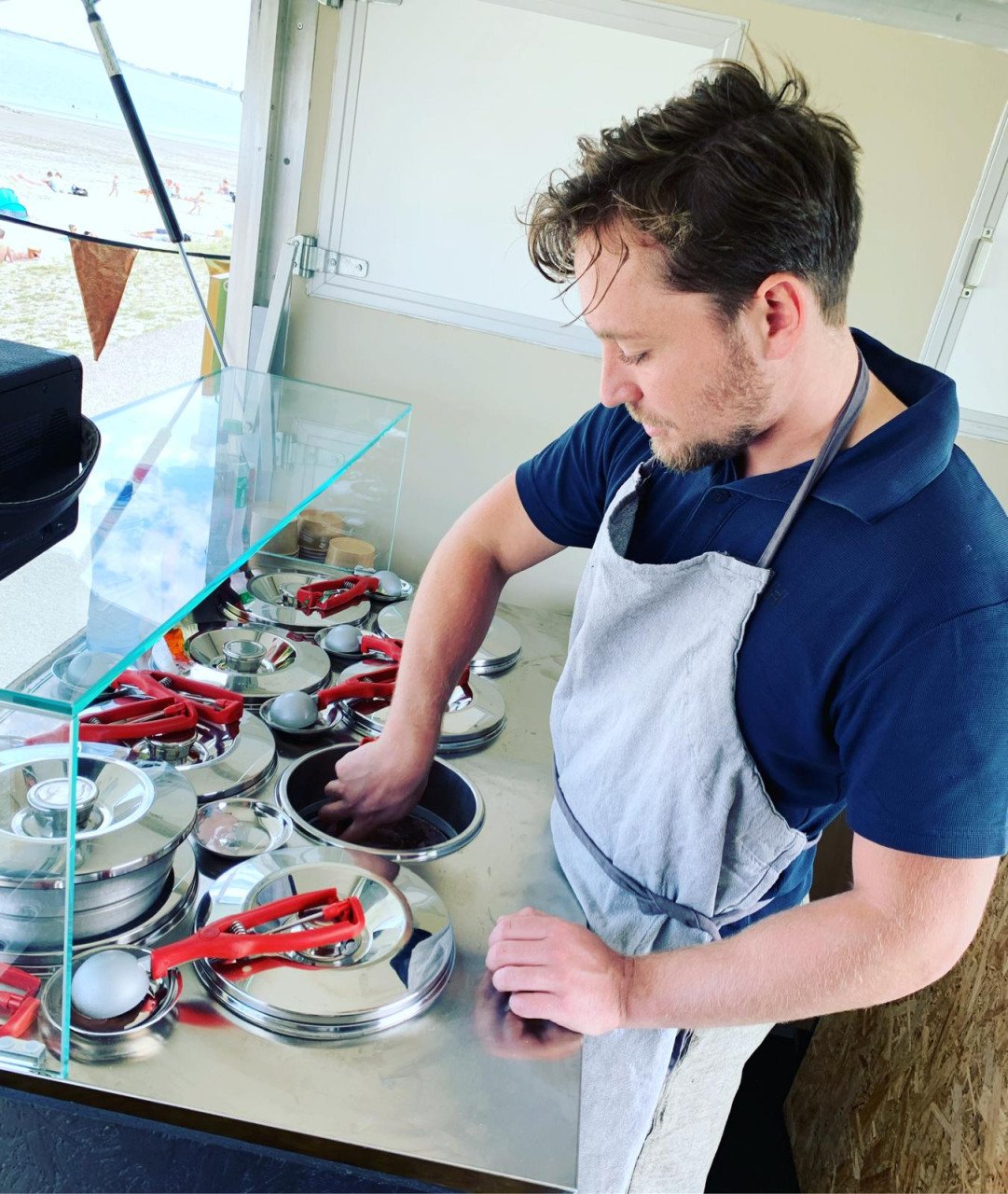 Foodtruck met hoogwaardige ijsvitrine