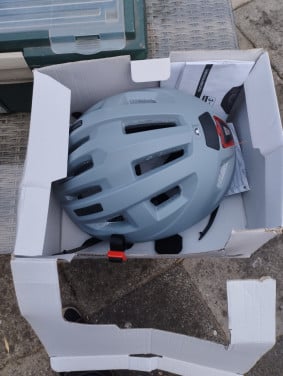 Fietshelm nieuw met achterlicht,een keer gepast
